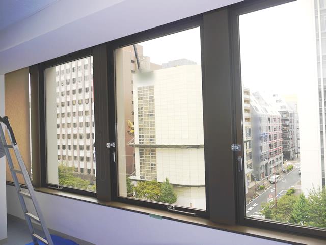 ガラス修理・交換　ビルのタテ軸回転窓　名古屋市中区